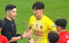 12分钟两次争议判罚！宋岳手球逃点，颜骏凌飞铲送点，海港全队不满